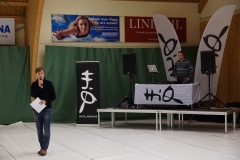 Speakern Ola Jodal hälsar välkomna och informerar. HiQ spelar musik i tävlingscentrum